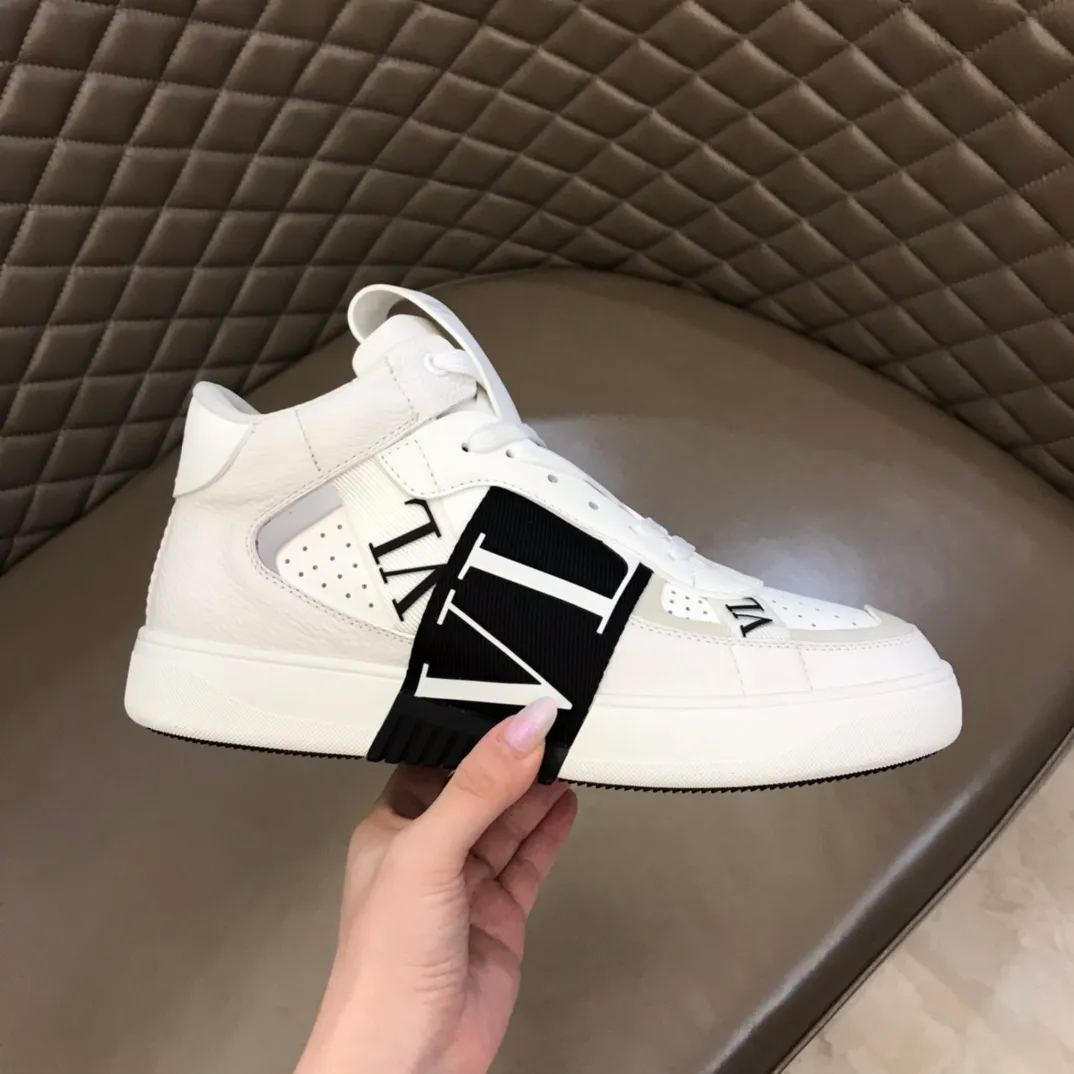 p480 "VALETINO**" new high-top 🆕 calfskin lace-up sneakers. No man should be able to refuse these shoes. The classic color scheme is so handsome! Purchase a high-precision replica of the original version to instantly sell off the market currency! 6 VLTN logo rubber effect straps - Valentino Garavani Logo printed on the back and tongue, all materials are customized to ensure quality! Size: 38-44